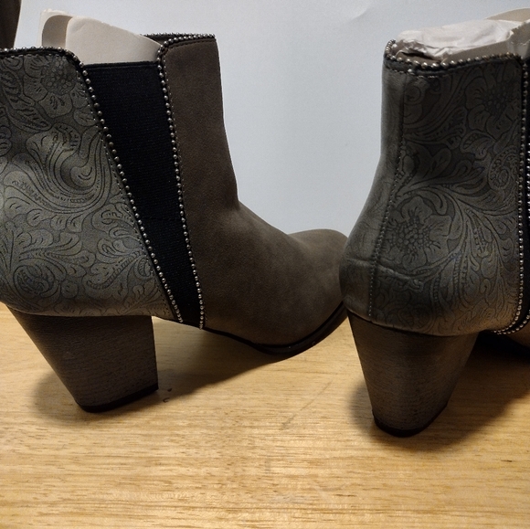 Light olive and gray slip-on boot with heel - Picture 2 of 3